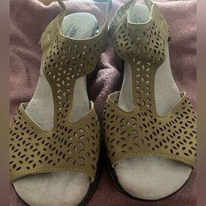 NWOB JBU Women’s shoes